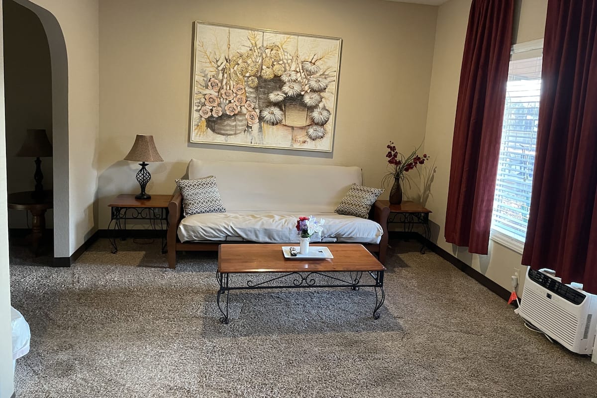 Suite 5 - 1 Queen Bed & 1 Futon | Kostenloses WLAN, individuell dekoriert, Bettwäsche