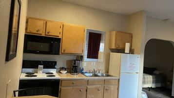 Suite 5 - 1 Queen Bed & 1 Futon | Decoración personalizada, wifi gratis y ropa de cama