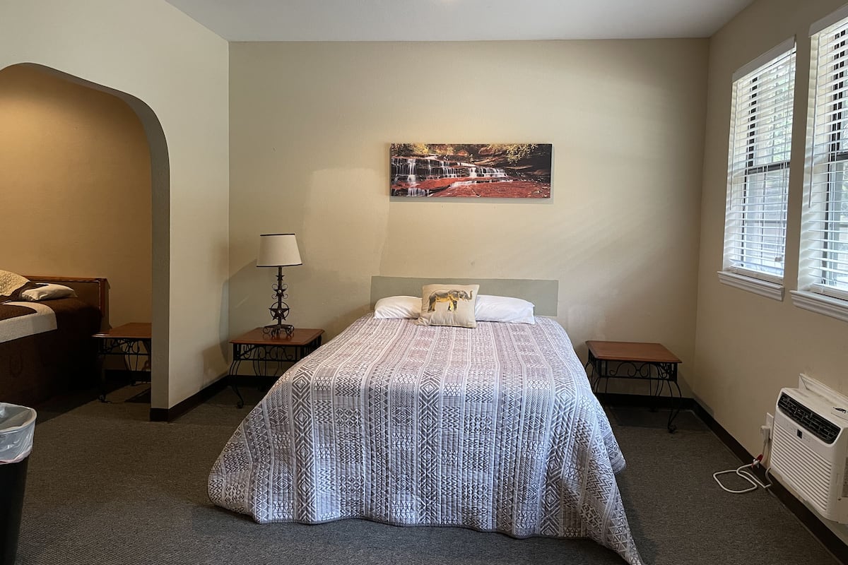 Suite, 2 Queen-Betten (Suite 2) | Kostenloses WLAN, individuell dekoriert, Bettwäsche