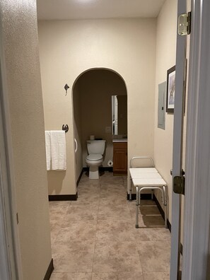 Suite 4 - 1 Queen Bed & 1 Futon | Bathroom | Towels