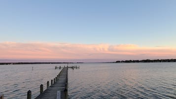 Rannalla, aurinkotuoleja