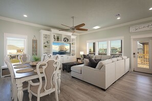 Smart TV, videogiochi, tavolo da calcetto, tavolo da ping pong