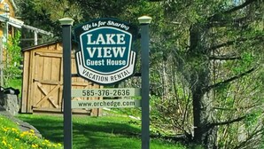 Schild für das Lake View Guest House, das es als Ferienwohnung kennzeichnet.