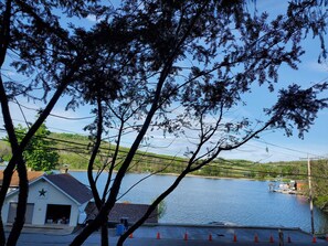 Une vue sur le lac, avec un petit bâtiment, un quai et un ciel dégagé.