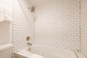 Badewanne, Haartrockner, Handtücher