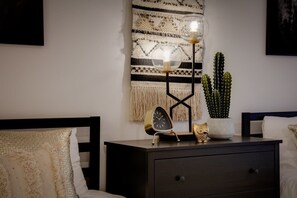 2 habitaciones, tabla de planchar con plancha, cuna de viaje y wifi