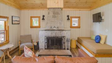 Full-size fridge, oven, stovetop, toaster