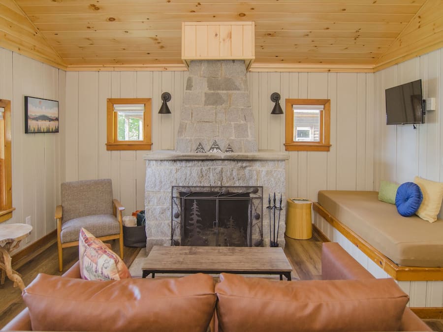 Full-sized fridge, oven, stovetop, toaster
