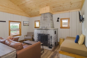 2 bedrooms, premium bedding, free WiFi, bed sheets - Mountain Lake Cottages (Orleans)