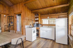 Full-sized fridge, oven, stovetop, toaster - Mountain Lake Cottages (Orleans)