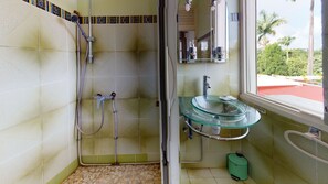 Ducha, toallas, jabón, papel higiénico