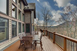 Outdoor dining - Expansive Golf Resort Home with Mountain Views - Family Friendly (Mill Spring)