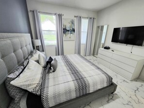 6 chambres, fer et planche à repasser, lit de bébé portatif