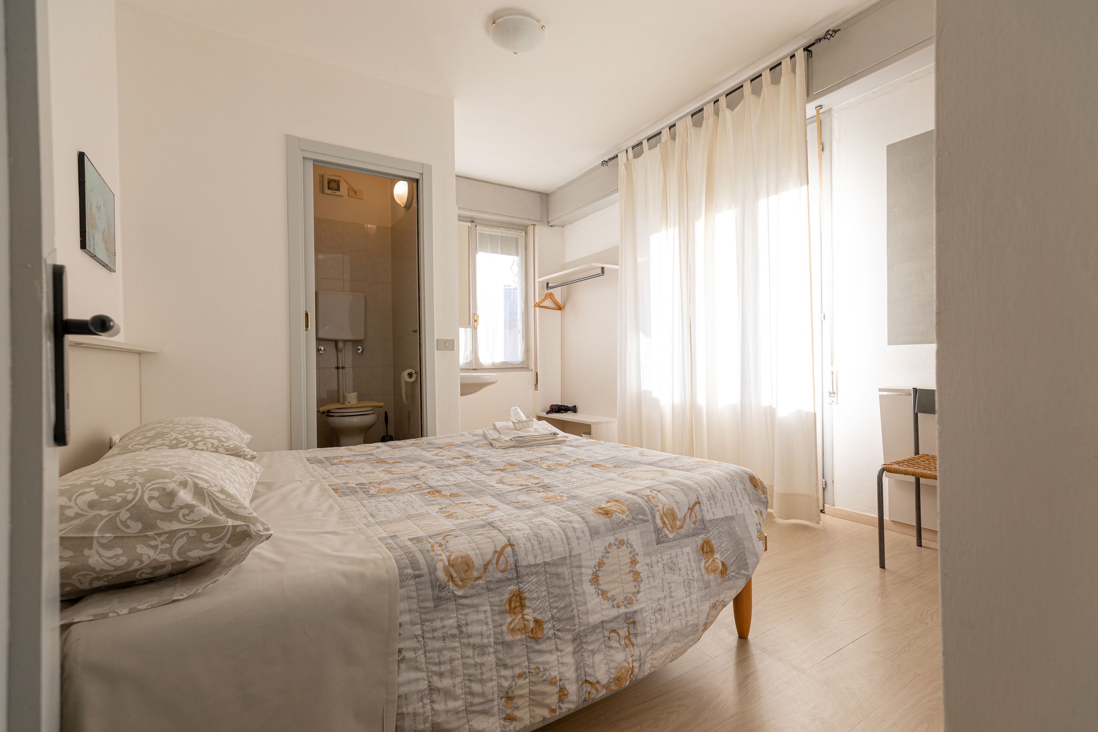 Panorama-værelse med dobbeltseng og 2 enkeltsenge | Skrivebord, gratis Wi-Fi, sengetøj