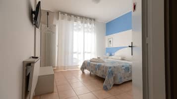 Escritorio, wifi gratis y ropa de cama