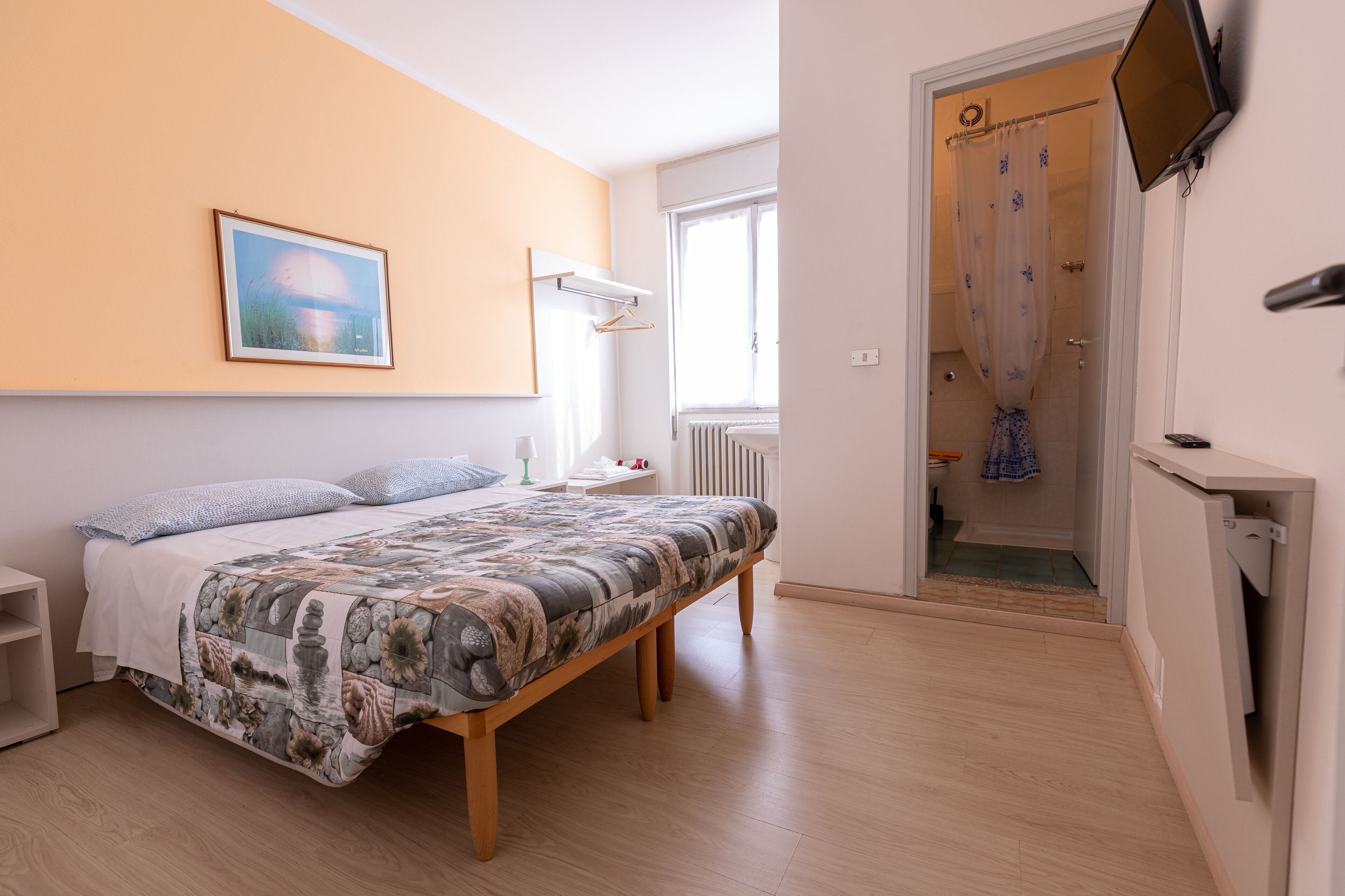 Een bureau, gratis wifi, beddengoed