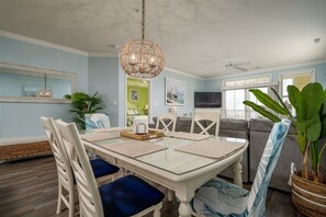 Dining - Gorgeous Sunset Island condo, 2 Pools, FREE Linens & Towels! (Ocean City)