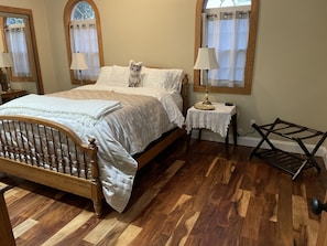 3 bedrooms, iron/ironing board, WiFi, bed sheets - Buffalo, NY 3 bedroom village home by carol (Lancaster)