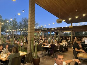 Outdoor dining - Sanctuary In The Sonoran, Convenient North Scottsdale Location with Heated Pool (Scottsdale)