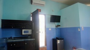 Studio Deluxe - 1 queensize-säng - pentry - mot havet (TRANQUIL) | Eget pentry | Mikrovågsugn, pappersservetter och matbord