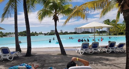 Suite fabulosa en Towncenter PB, a minutos de la playa y de piscinas increíbles.