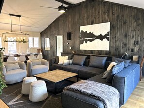 Smart TV, caminetto, tavolo da calcetto