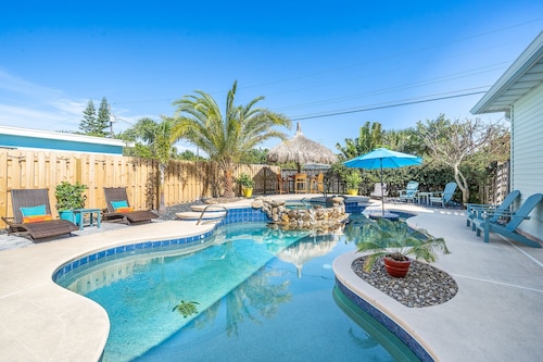 The Oasis House, heated pool/jacuzzi walk to beach