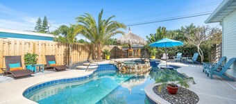 The Oasis House, heated pool/jacuzzi walk to beach