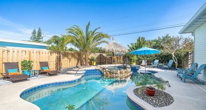 The Oasis House, heated pool/jacuzzi walk to beach