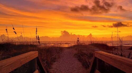 The Oasis House, heated pool/jacuzzi walk to beach