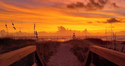 The Oasis House, heated pool/jacuzzi walk to beach