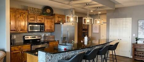 Refrigerador, microondas, horno y parrilla de estufa