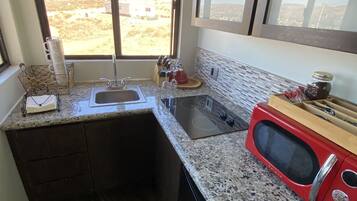 Réfrigérateur, micro-ondes, plaque de cuisson