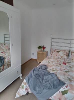 1 bedroom, desk, iron/ironing board, free WiFi - Peaceful Pet Friendly! cottage set on 1 acre - 5 mins from beach (Sandford)