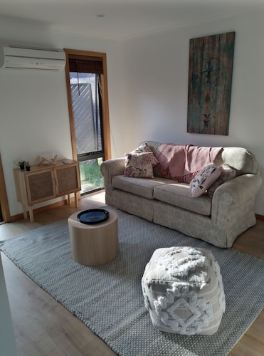 Peaceful Pet Friendly! cottage set on 1 acre - 5 mins from beach