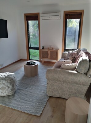 Smart TV - Peaceful Pet Friendly! cottage set on 1 acre - 5 mins from beach (Sandford)