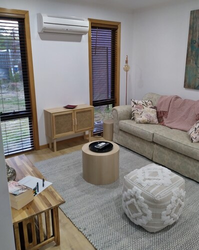 Peaceful Pet Friendly! cottage set on 1 acre - 5 mins from beach