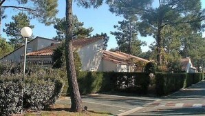 A residential street with houses, a street lamp, and a clear sky. - La Palmyre - Le HAMEAU de TALARIS - TERRACED HOUSE - SHARED POOL (LA PALMYRE)