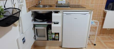 Fridge, microwave, stovetop, coffee/tea maker