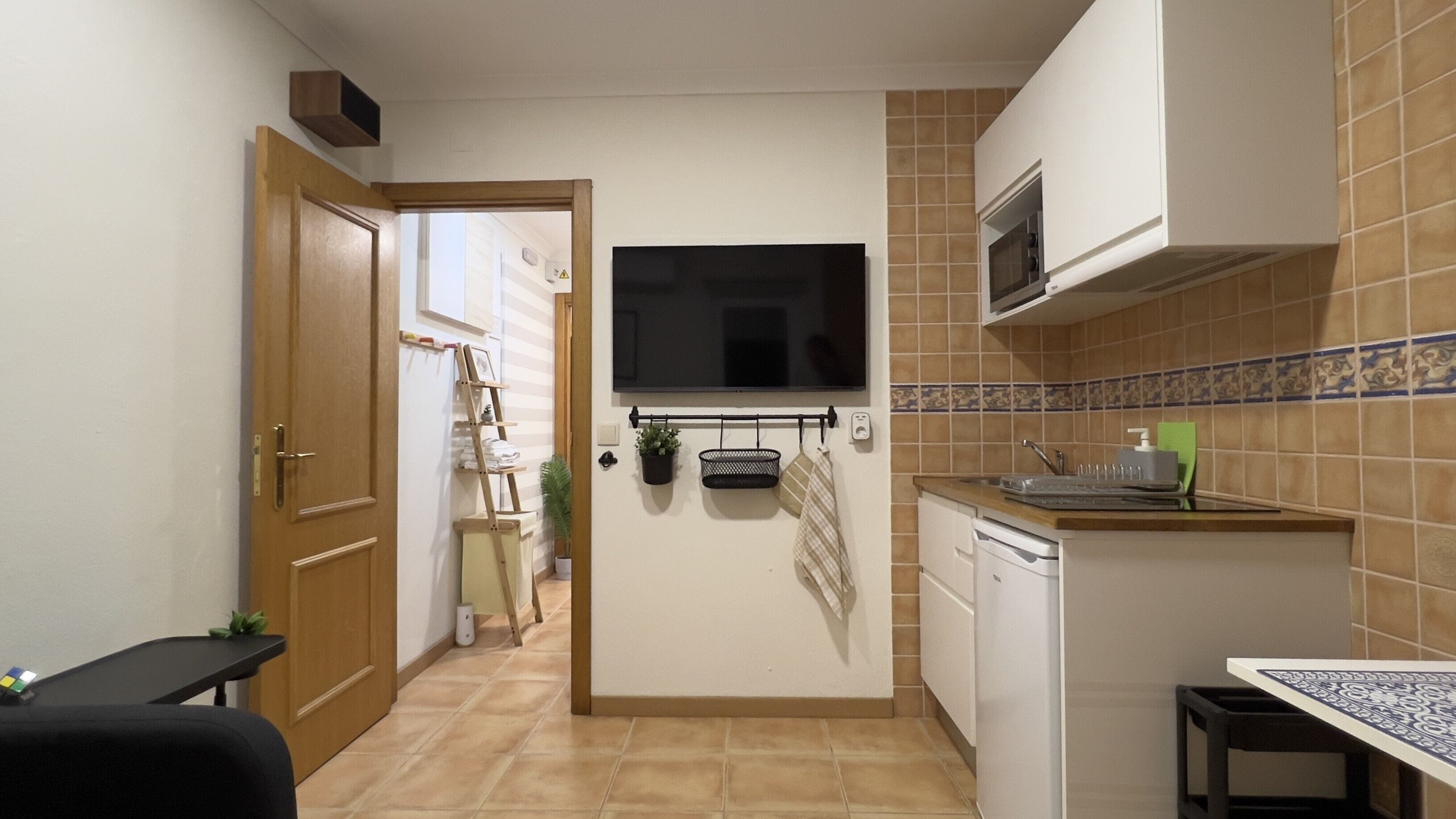 Réfrigérateur, micro-ondes, plaque de cuisson, cafetière/bouilloire