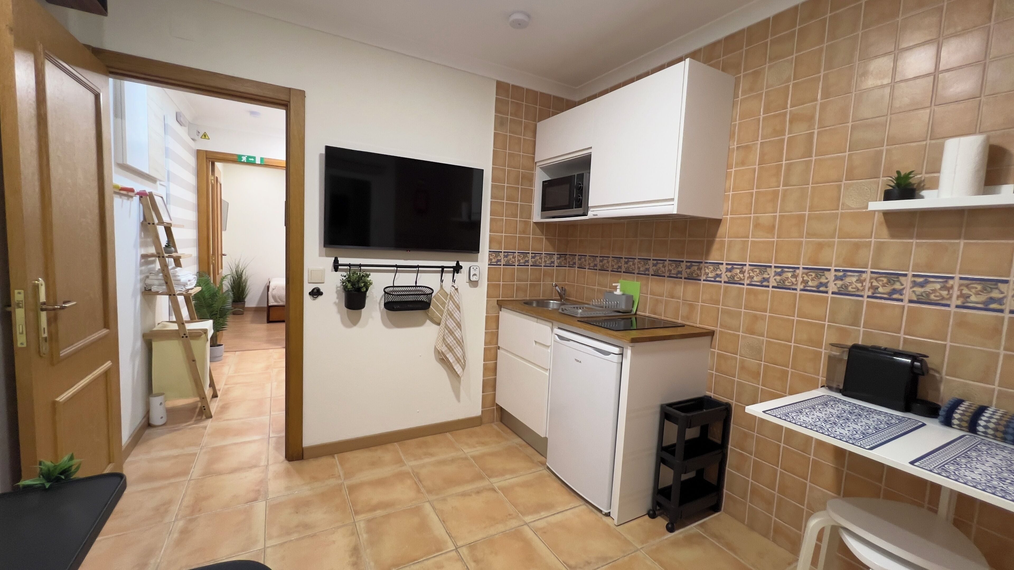 Refrigerador, microondas, parrilla de estufa y cafetera y tetera 