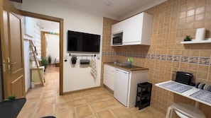 Refrigerador, microondas, parrilla de estufa y cafetera y tetera