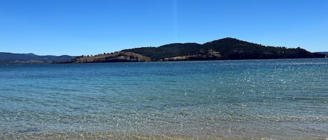 Una spiaggia nelle vicinanze