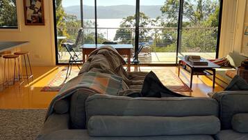 Smart-tv, een open haard en boeken