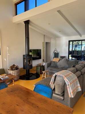 Smart TV, fireplace, books - Charming Dennes Point house close to the beach (Dennes Point)