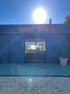 Property grounds - Charming Dennes Point house close to the beach (Dennes Point)