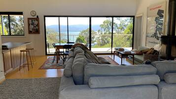 Smart-tv, een open haard en boeken