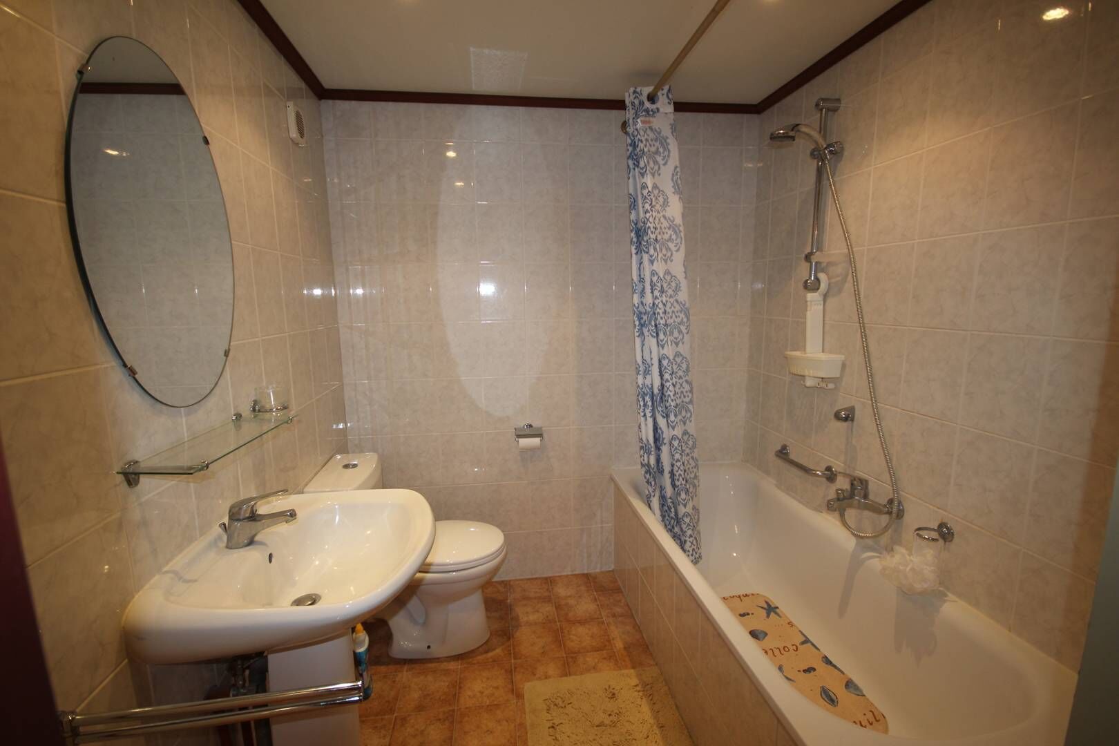 Een badkamer met een wastafel, toilet en bad.