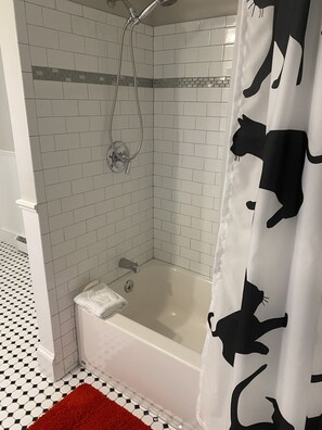 Hårføner, håndklær, såpe og sjampo