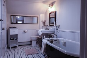 Sèche-cheveux, serviettes fournies, savon, shampoing